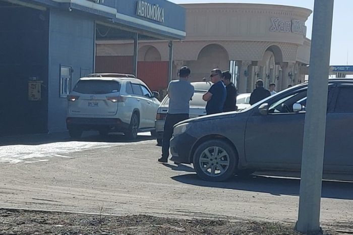 После «грязного» дождя в Атырау выстроились очереди на автомойках
