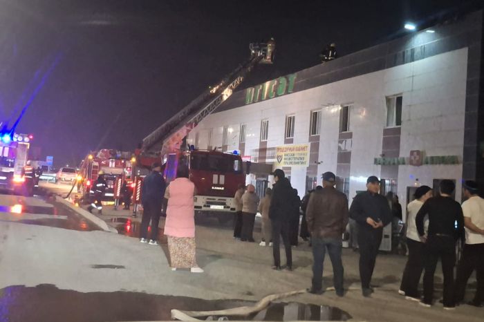 В пригороде Атырау загорелся двухэтажный магазин