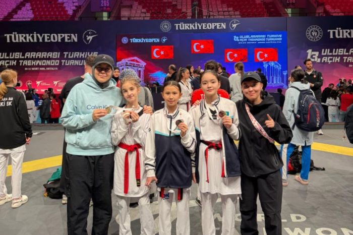 Три медали из Антальи: атырауские таэквондистки отличились на Türkiye Open