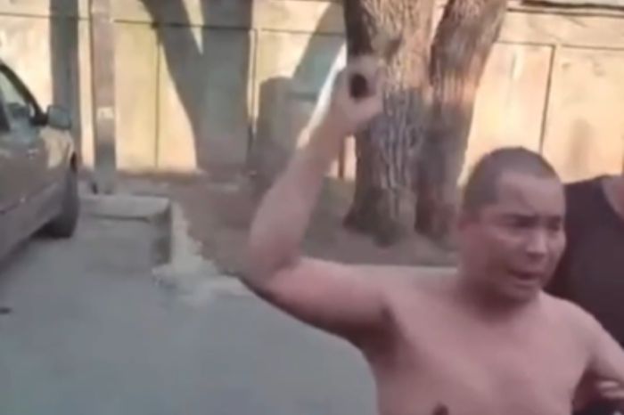  С ножами на скорую: в Алматы пьяный мужчина запер врачей в квартире