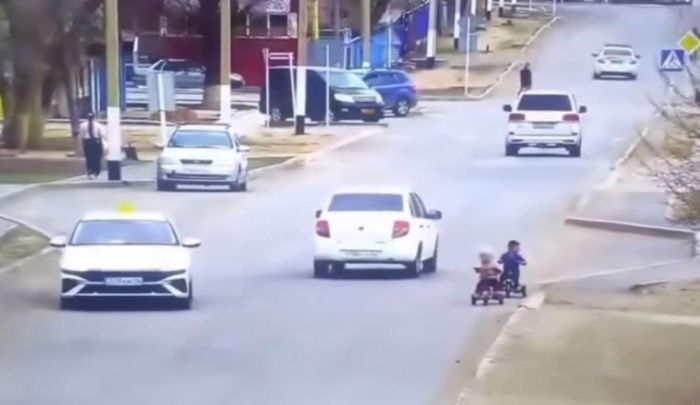 Детская велопрогулка по дороге в Индере чуть не закончилась трагедией