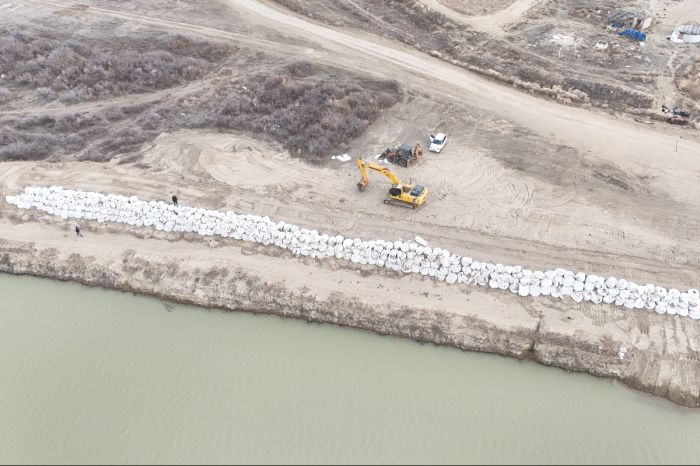 В Жылыойском районе открыли шлюзы для регулирования паводка