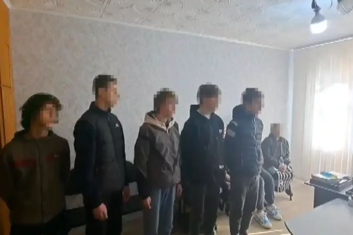 Подростков, избивавших пенсионера и снимавших это на видео, отправили за решетку