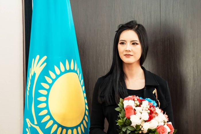 Китайского блогера наградили орденом в Казахстане