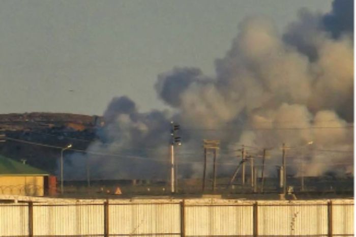 В Атырау тушат возгорание на территории мусорного полигона