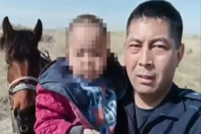 «Айналайын, келе ғой…»: полицейский спас заблудившегося ребенка