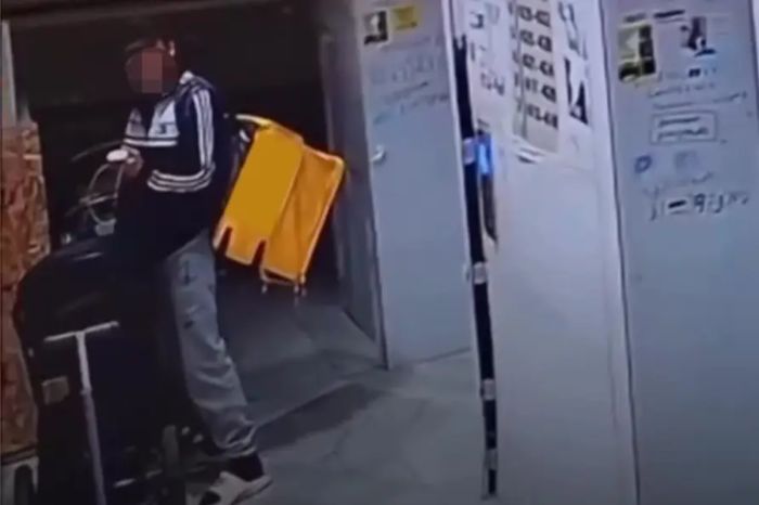 В Алматы курьер справил нужду в детскую коляску в подъезде