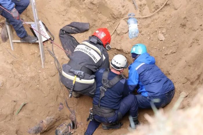 Обрушение грунта в Павлодаре: погибли два человека
