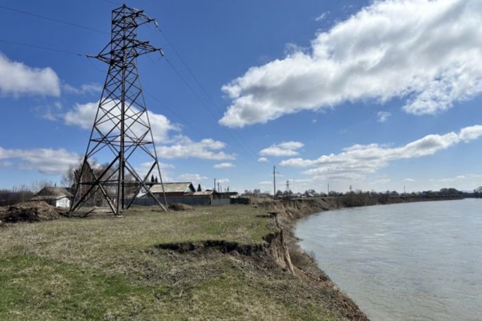 "Плачу налог за воду": В ВКО Иртыш поглощает огороды вместе с домами