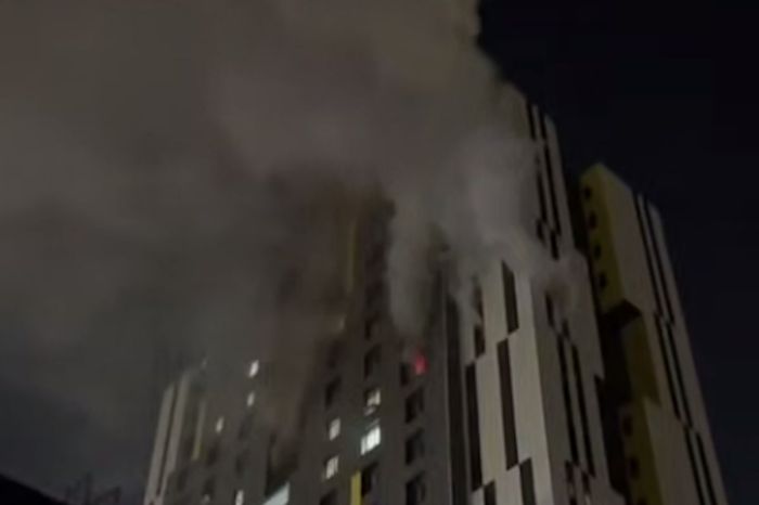 Пожар в столичном ЖК: спасатели опровергли слухи о 20‑минутной задержке из-за авто