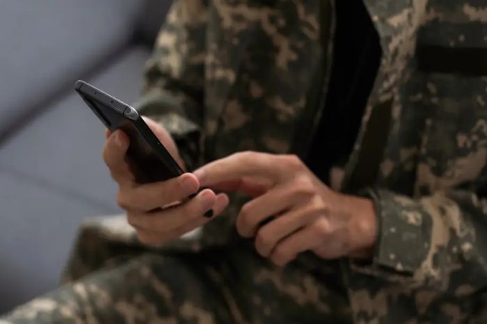 В армии Казахстана разрешили пользоваться смартфонами