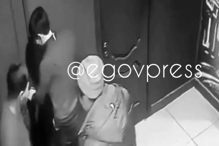 В Уральске двух мужчин застали в женском туалете и избили