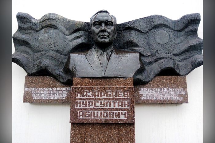 Памятник Назарбаеву отказались сносить в Украине