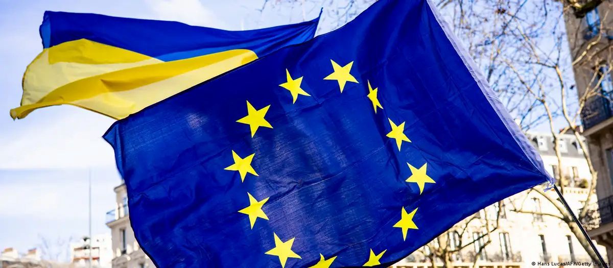 Флаги Украины и Евросоюза/Фото: Hans Lucas/AFP/Getty Images