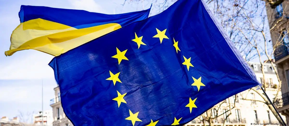 Флаги Украины и Евросоюза/Фото: Hans Lucas/AFP/Getty Images