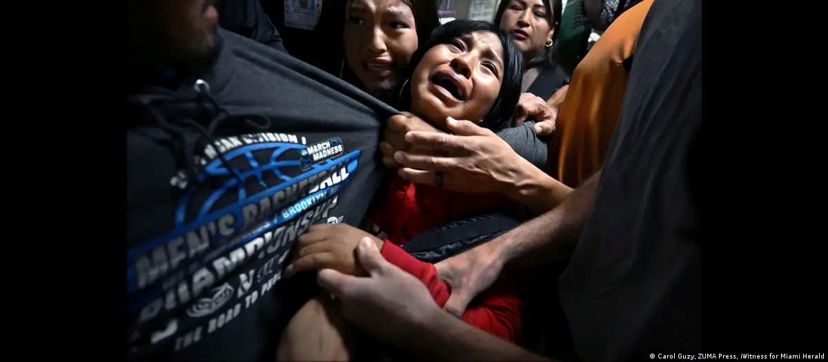 Кэрол Гузи показывает драматический эпизод в семье мигрантов\Фото: Carol Guzy, ZUMA Press, iWitness for Miami Herald