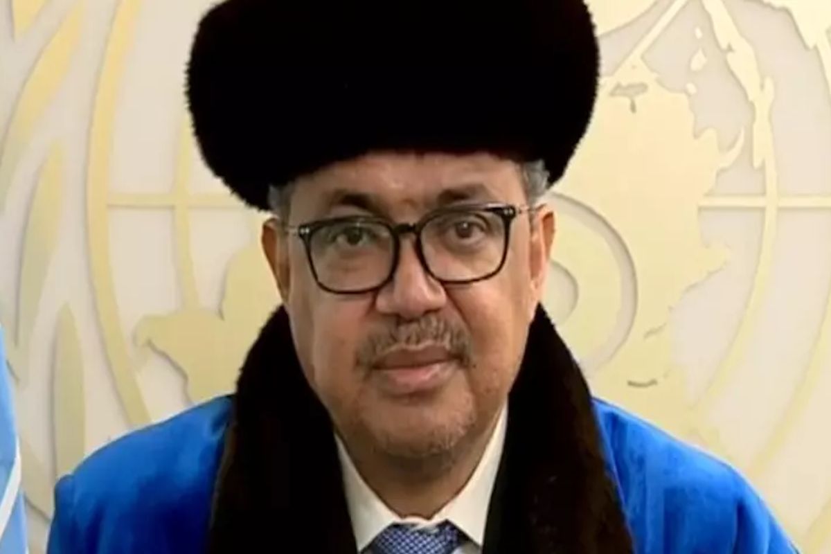 Тедрос Адханом Гебрейесус в казахском чапане. Кадр из видео: instagram.com/drtedros