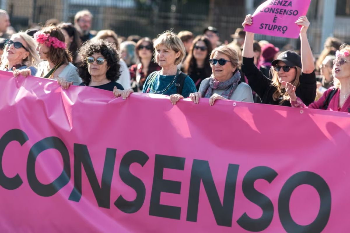 Демонстрация с лозунгом «Без согласия &mdash; это изнасилование» проходит в Риме, Италия, 28 февраля 2026 года. Андреа Ронкини/NurPhoto/Getty Images