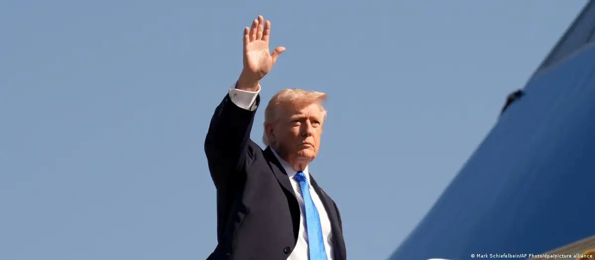 Трамп поднимается на борт президентского самолета в аэропорту Палм-Бич/Фото: Mark Schiefelbein/AP Photo/dpa/picture alliance