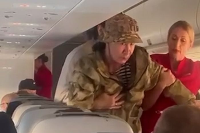 Мужчина в военной форме устроил дебош на рейсе Екатеринбург-Астана