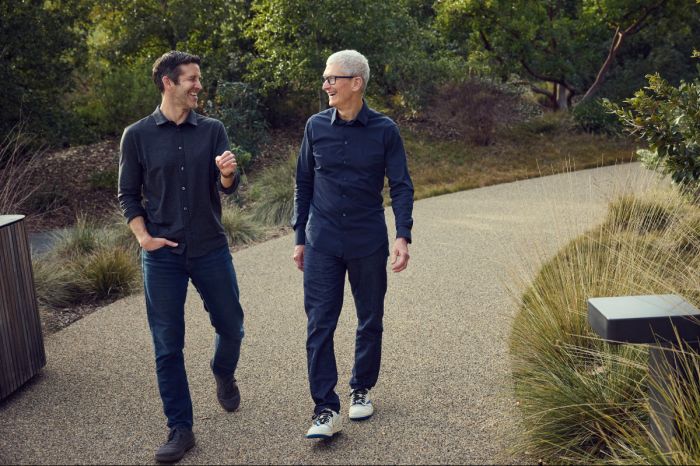Тим Кук уходит с поста гендиректора Apple: названо имя преемника