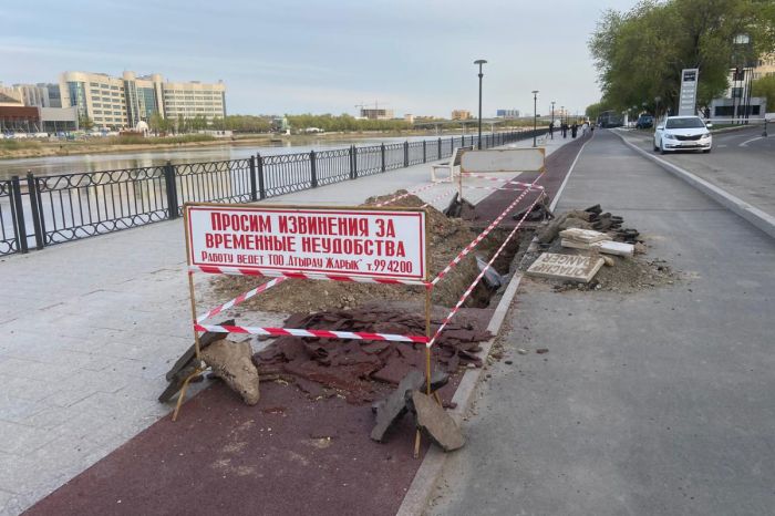На набережной в Атырау объяснили вскрытие брусчатки аварией