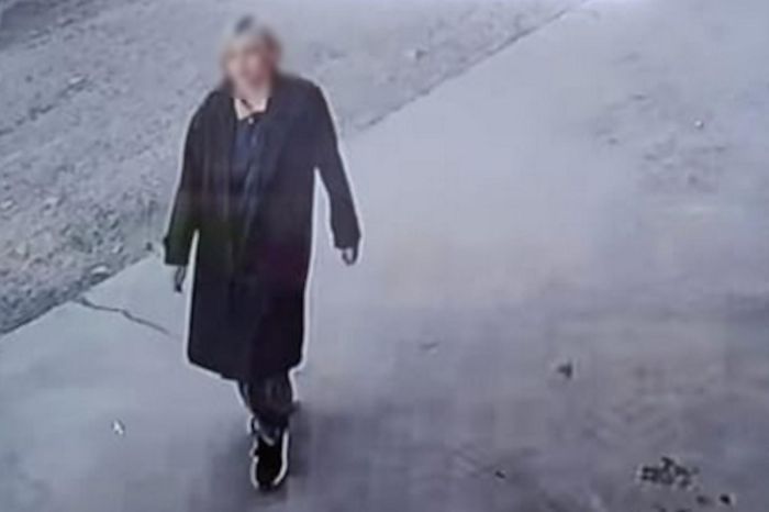 «Пошли, дам кольцо»: в Актобе девушка пыталась увести маленькую девочку со двора