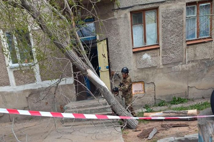 Ураганный ветер сорвал крыши домов и школы в Карагандинской области