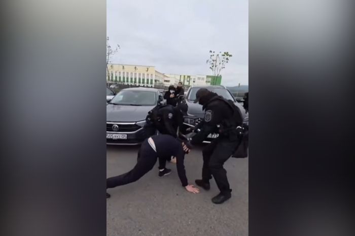 Заманили, ранили ножом и вывезли в горы: в Алматинской области задержали группу вымогателей