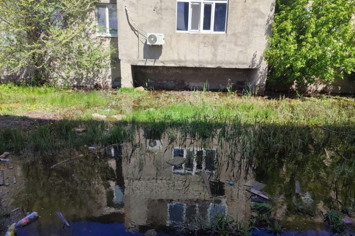 Фекалии у домов: в Атырау жители требуют найти источник утечки