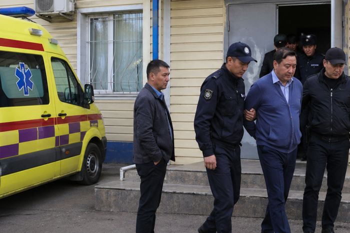 Руководство скорой помощи в Уральске увезли в наручниках