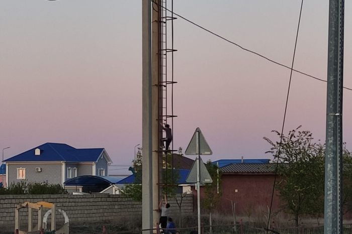 В селе Томарлы дети штурмуют загадочную вышку