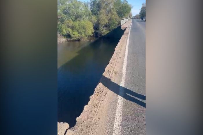 Мост через реку Чаган частично обрушился на западе Казахстана