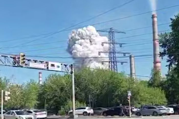 Хлопок и пожар произошли на заводе в Усть-Каменогорске