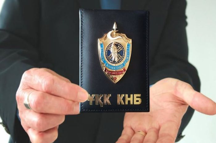 В Алматы мужчина с «корочкой КНБ» попытался запугать женщину