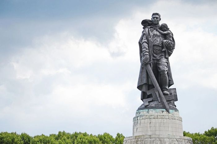 Россия потребовала от Германии отменить запрет на флаги и символы Победы