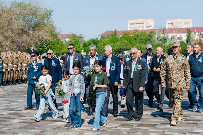 День Победы в Атырау: жители города возложили цветы к мемориалу