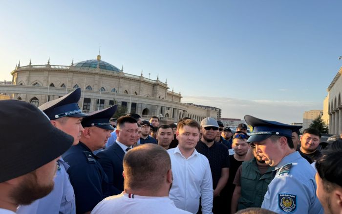 ​Более двухсот автомобилей с иностранными номерами собрались у «Салтанат сарайы» в Атырау