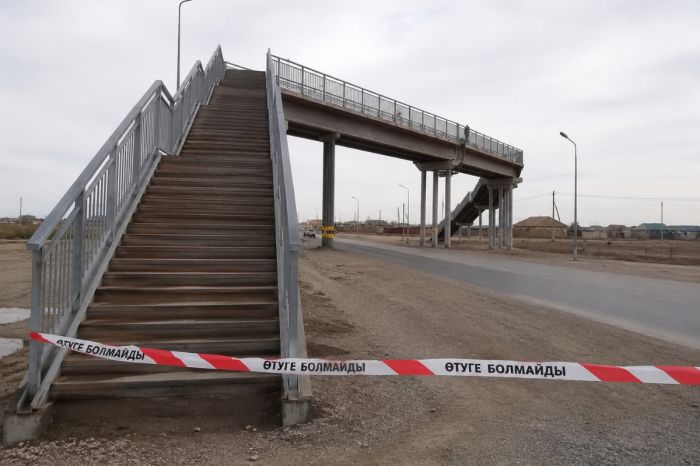 В Макатском районе женщина погибла после падения с пешеходного моста