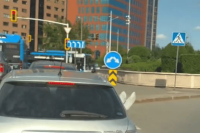 "Ноги из окна": в Астане наказали водителя Toyota за опасную поездку пассажира