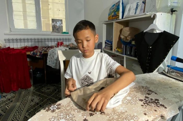 12-летний школьник из Атырау шьет одежду и мечтает открыть дом моды