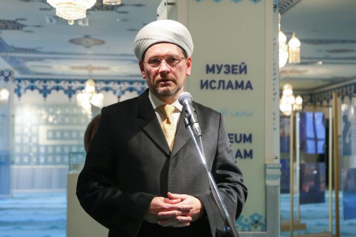 Замруководителя главной мусульманской организации России будут судить за картину с Чингисханом