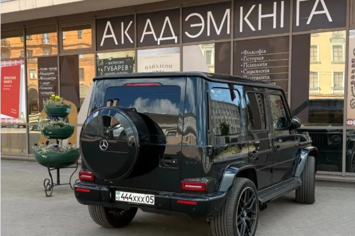 «У нас так не паркуются»: как хозяйка G-Class с номерами Казахстана возмутила жителей Минска
