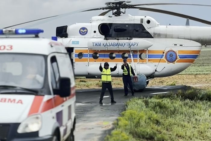 Вертолет МЧС экстренно доставил пенсионера из Миялы в Атырау