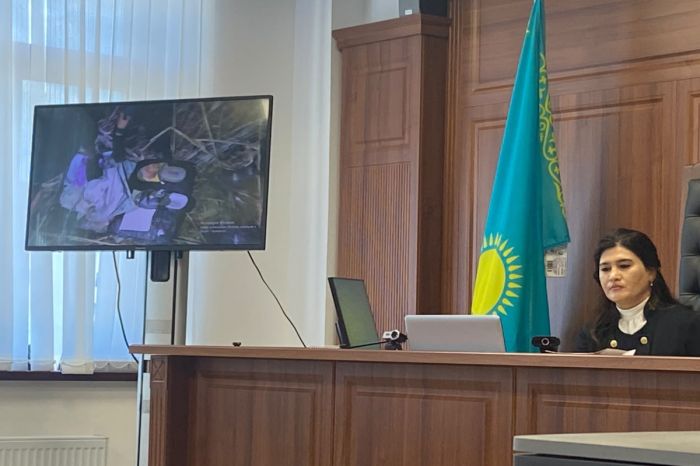 В суде показали кадры с места захоронения семьи из Жангельдина