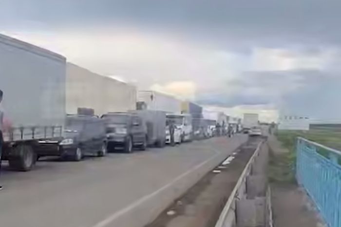 Сотни машин застряли в очереди на границе Казахстана и России