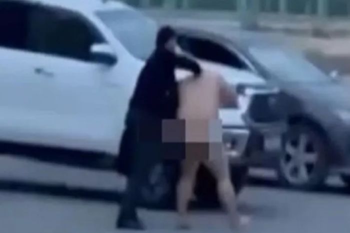 Голого мужчину заметили на улице в Актау