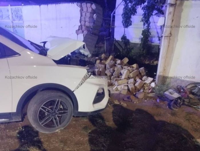 Пьяная женщина на авто влетела в лавочку с людьми в Арыси: погибли четверо, включая детей