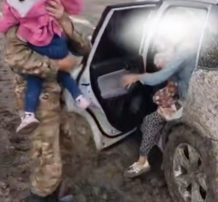 Десятки людей застряли на размытой трассе под Атырау: их эвакуировало МЧС