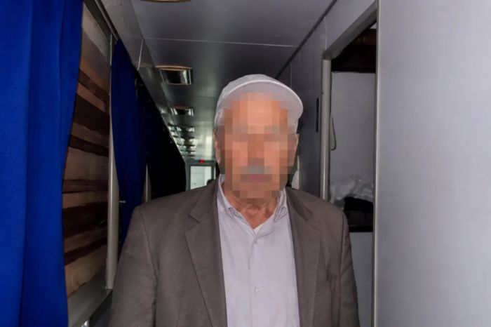 Пенсионера оштрафовали после домогательств к студентке в поезде